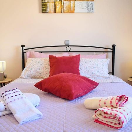 فيلا Cozy Flat On The Main Square, 10Min To The Sea كالاماتا المظهر الخارجي الصورة
