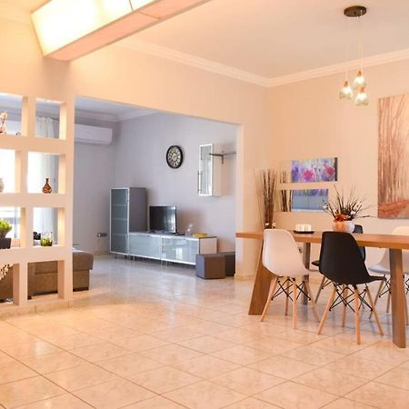 فيلا Cozy Flat On The Main Square, 10Min To The Sea كالاماتا المظهر الخارجي الصورة