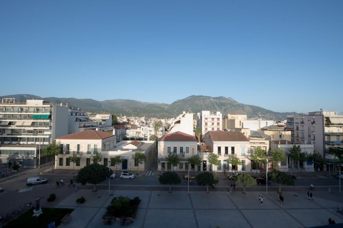 فيلا Cozy Flat On The Main Square, 10Min To The Sea كالاماتا المظهر الخارجي الصورة
