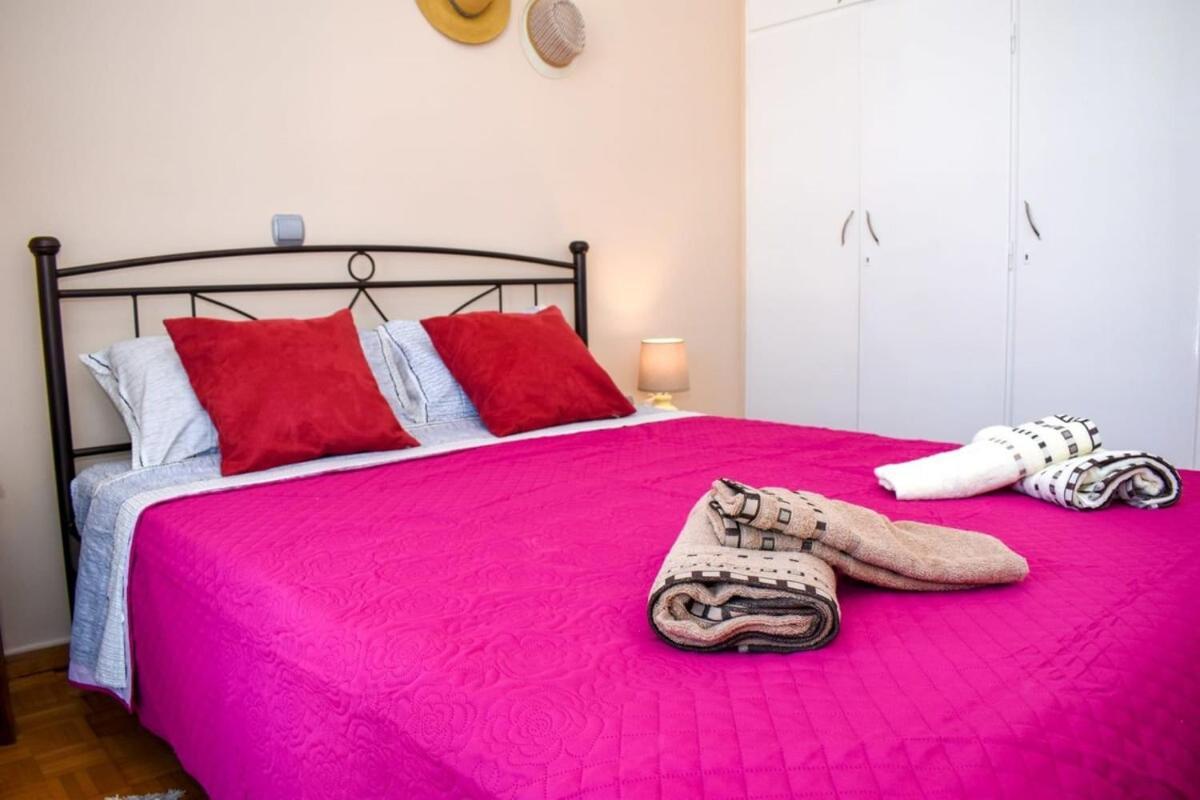 فيلا Cozy Flat On The Main Square, 10Min To The Sea كالاماتا المظهر الخارجي الصورة