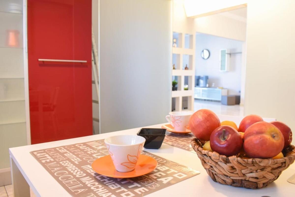 فيلا Cozy Flat On The Main Square, 10Min To The Sea كالاماتا المظهر الخارجي الصورة