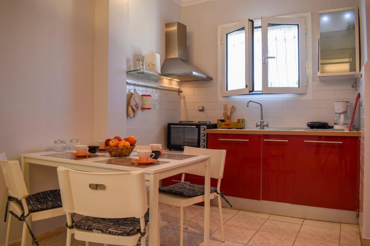 فيلا Cozy Flat On The Main Square, 10Min To The Sea كالاماتا المظهر الخارجي الصورة