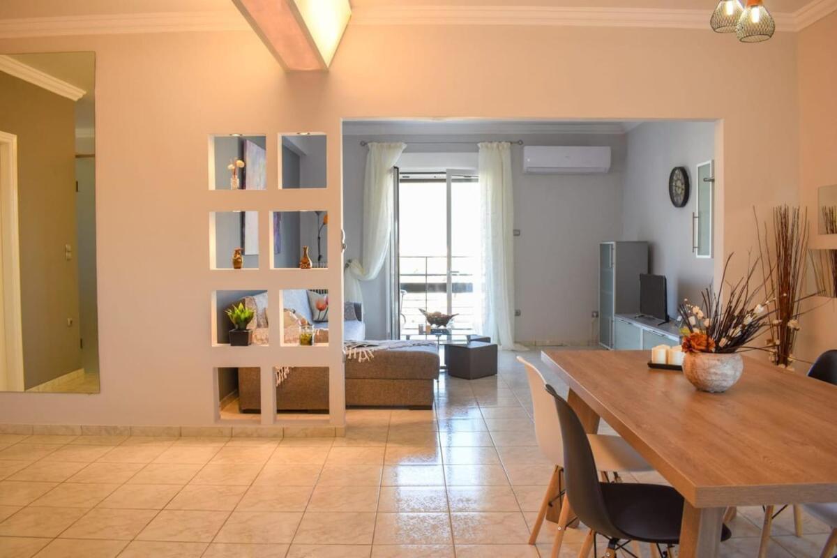 فيلا Cozy Flat On The Main Square, 10Min To The Sea كالاماتا المظهر الخارجي الصورة