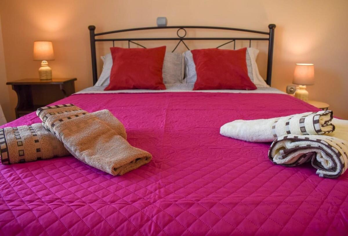 فيلا Cozy Flat On The Main Square, 10Min To The Sea كالاماتا المظهر الخارجي الصورة