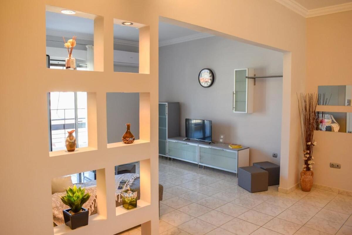 فيلا Cozy Flat On The Main Square, 10Min To The Sea كالاماتا المظهر الخارجي الصورة