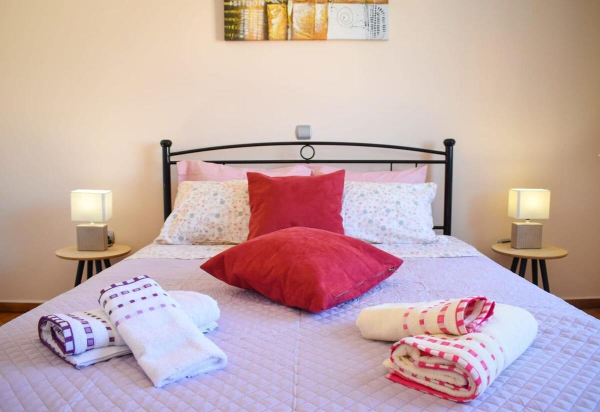فيلا Cozy Flat On The Main Square, 10Min To The Sea كالاماتا المظهر الخارجي الصورة