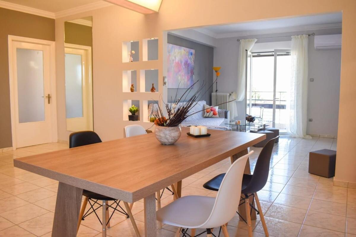 فيلا Cozy Flat On The Main Square, 10Min To The Sea كالاماتا المظهر الخارجي الصورة