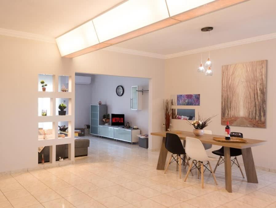 فيلا Cozy Flat On The Main Square, 10Min To The Sea كالاماتا المظهر الخارجي الصورة