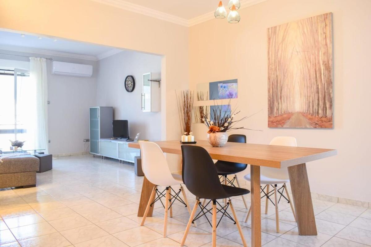 فيلا Cozy Flat On The Main Square, 10Min To The Sea كالاماتا المظهر الخارجي الصورة