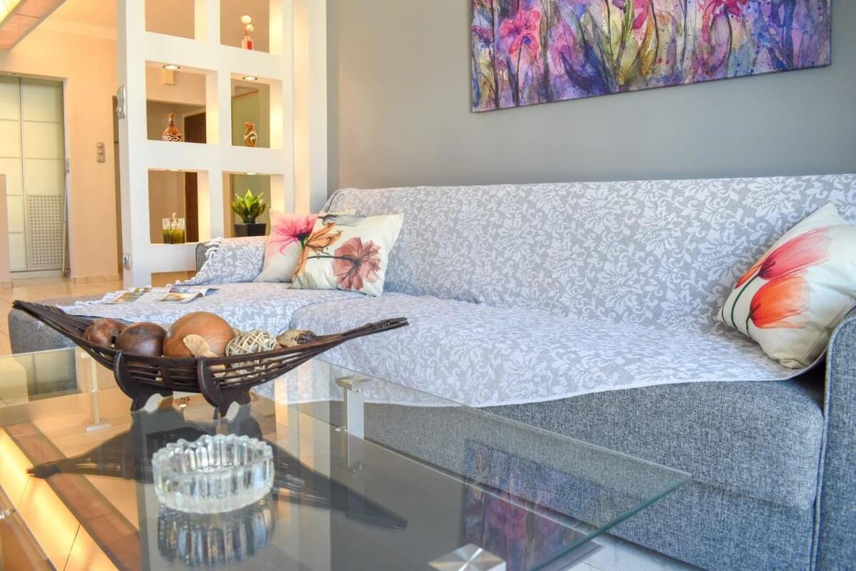 فيلا Cozy Flat On The Main Square, 10Min To The Sea كالاماتا المظهر الخارجي الصورة