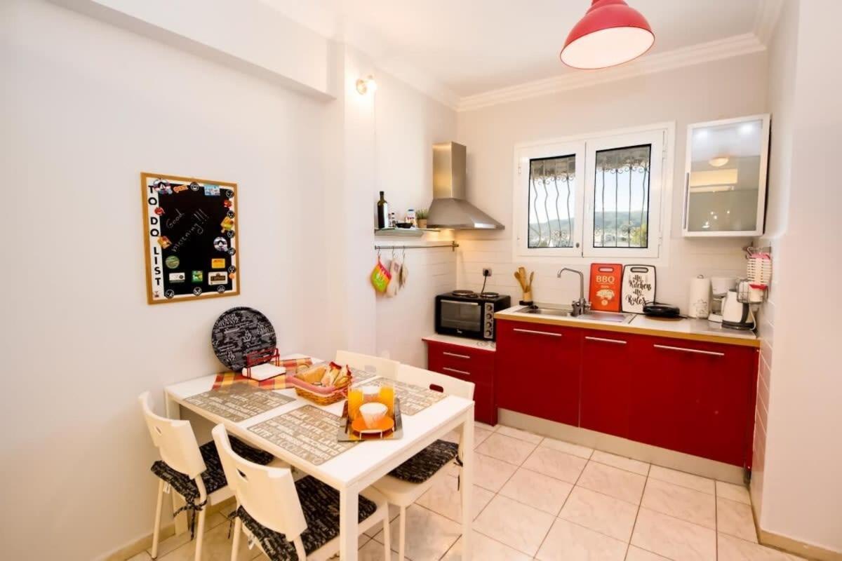 فيلا Cozy Flat On The Main Square, 10Min To The Sea كالاماتا المظهر الخارجي الصورة
