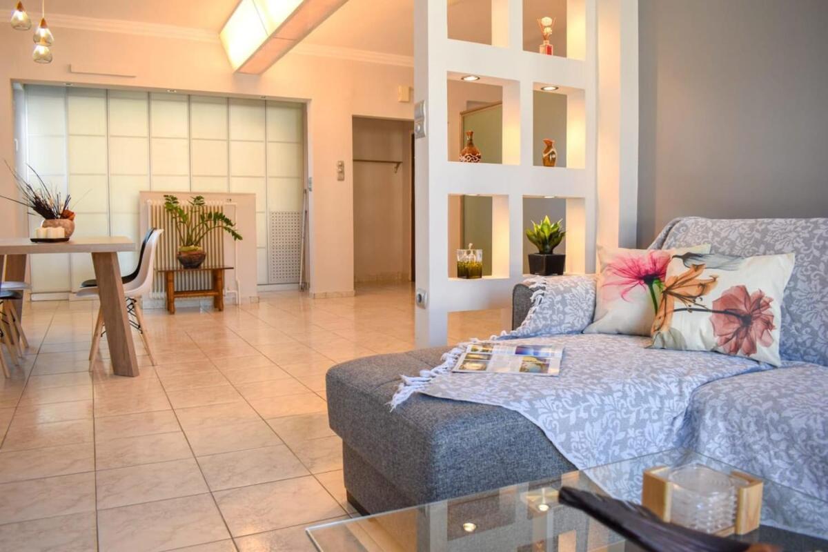 فيلا Cozy Flat On The Main Square, 10Min To The Sea كالاماتا المظهر الخارجي الصورة