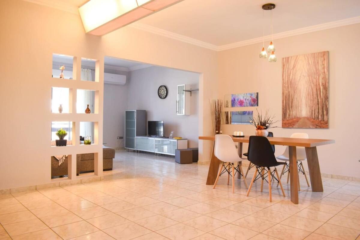 فيلا Cozy Flat On The Main Square, 10Min To The Sea كالاماتا المظهر الخارجي الصورة