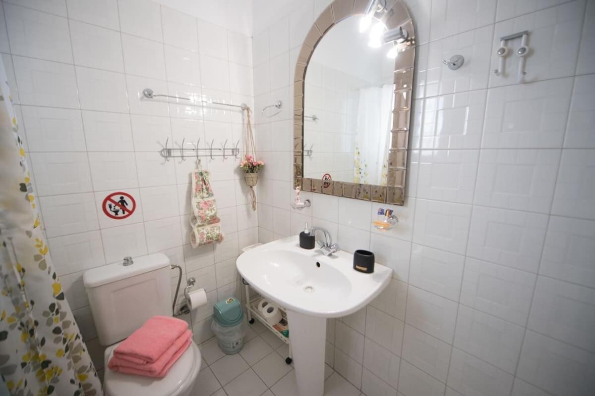 فيلا Cozy Flat On The Main Square, 10Min To The Sea كالاماتا المظهر الخارجي الصورة